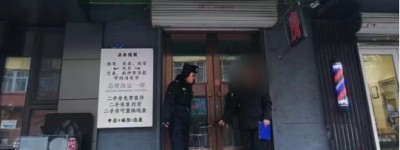 巡逻民警将拾到的手提袋归还失主