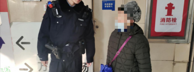 民警助迷路老人回家