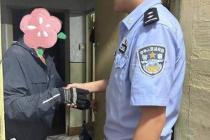 老人行动不便 东莱民警背其回家