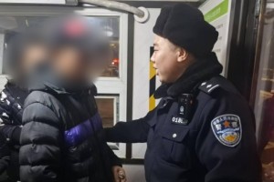 巡逻民警及时发现并救助走失老人