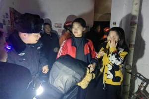 母女被困电梯 民警迅速救援